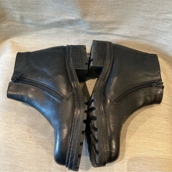 ST EMILE Sz 8  Leather Square Toe Chunky Sole Zipper Closure Ankle Booties Boots - Picture 3 of 12